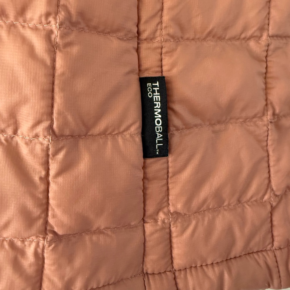 The North Face Girls Peach Quilted Puffer Jacket - Picture 9 of 13